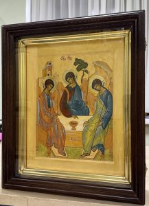 Икона «Троица» в дубовом киоте Абакан